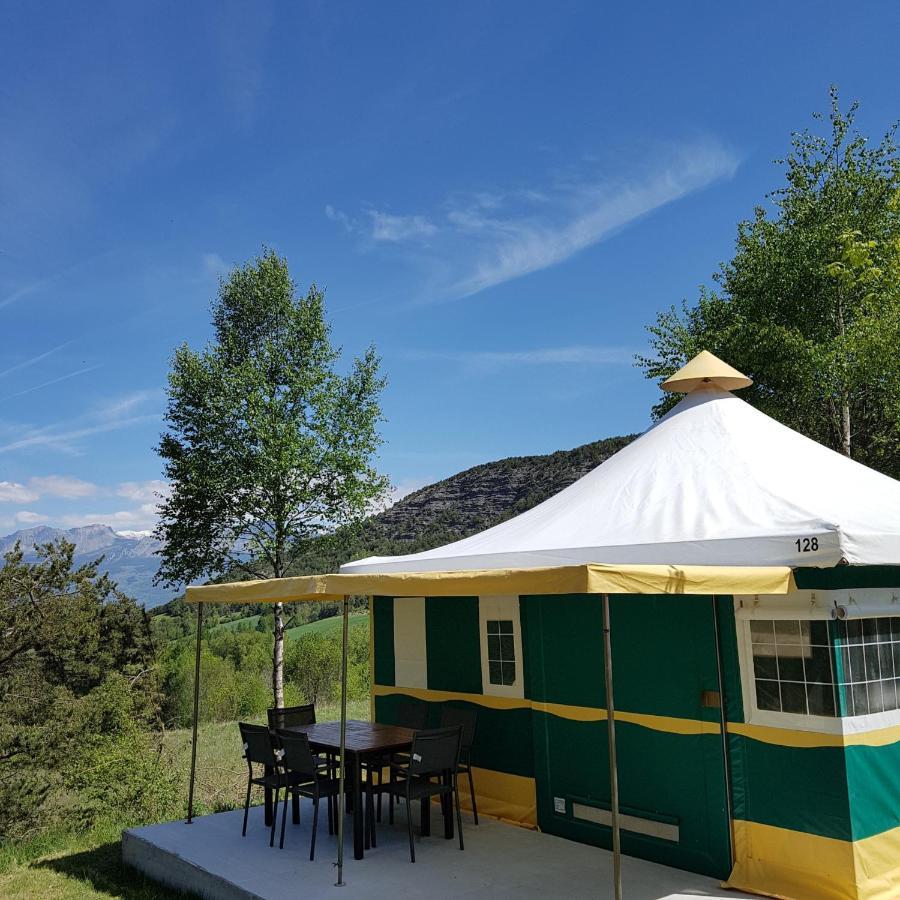 Village De Chalets Et Camping La Pierre De L'Aigle La Bréole Exterior photo
