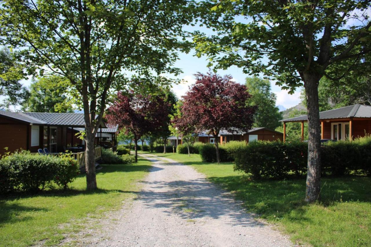 Village De Chalets Et Camping La Pierre De L'Aigle La Bréole Exterior photo